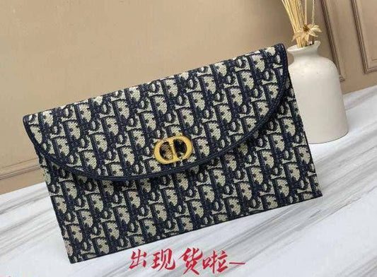 Dior Master
230 dhs🪙💕

Zain228
♥️♥️♥️