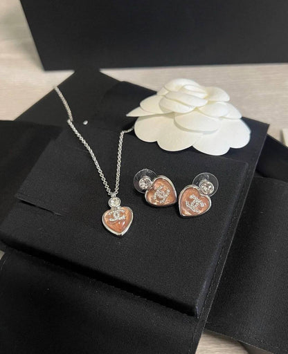 CHANEL 
NECKLACE EARRINGS
MASTER💫✨
SET
95 DHS🇦🇪🇦🇪
WITH SMALL BOX AND PAPER BAG🎁🛍️

Zain89
♥️♥️♥️
