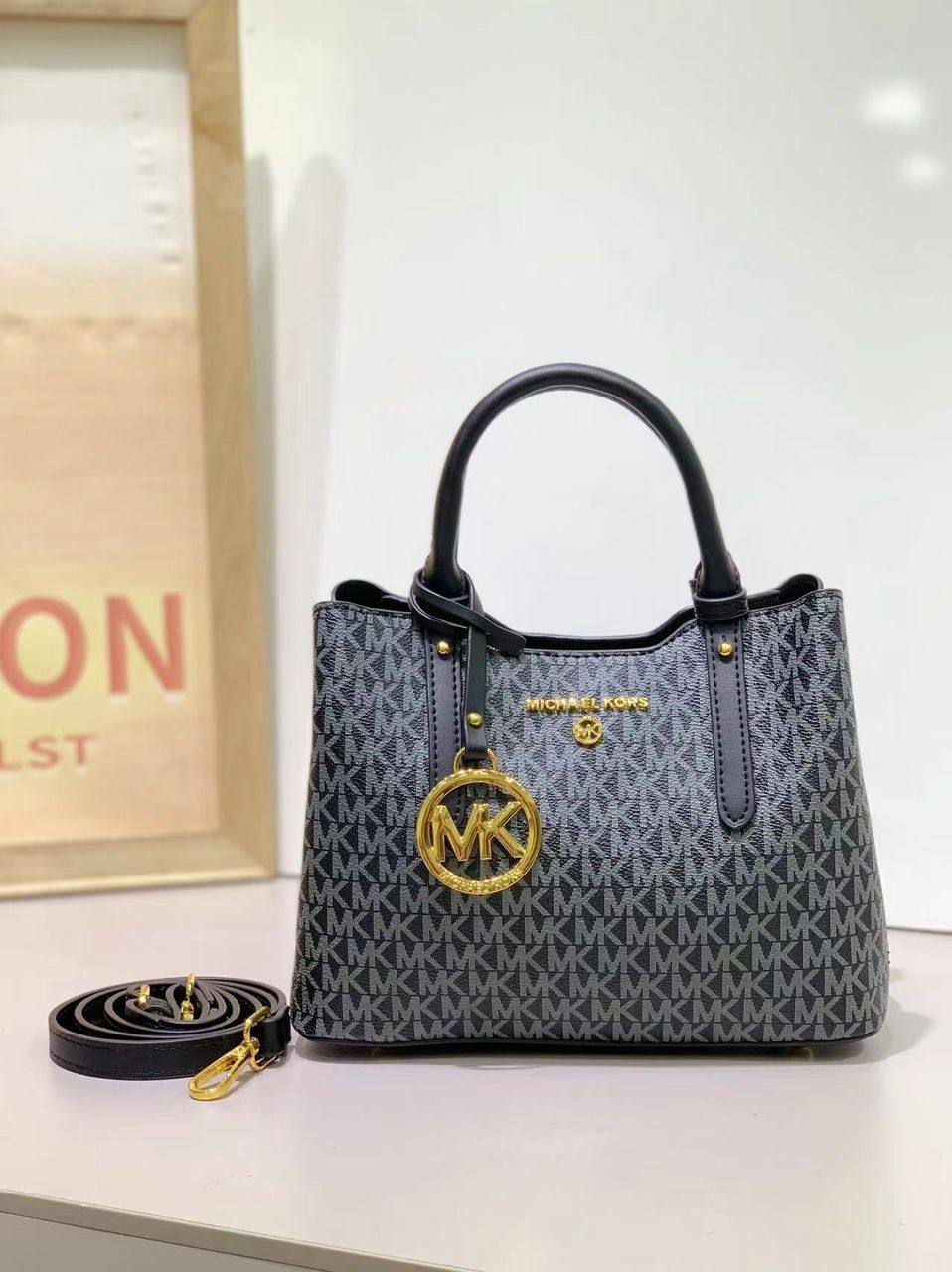 MK
100 dhs💓
SIZE：22cm
Good-quality 

with box
🎁🎁🎁

Zain35
♥️♥️♥️