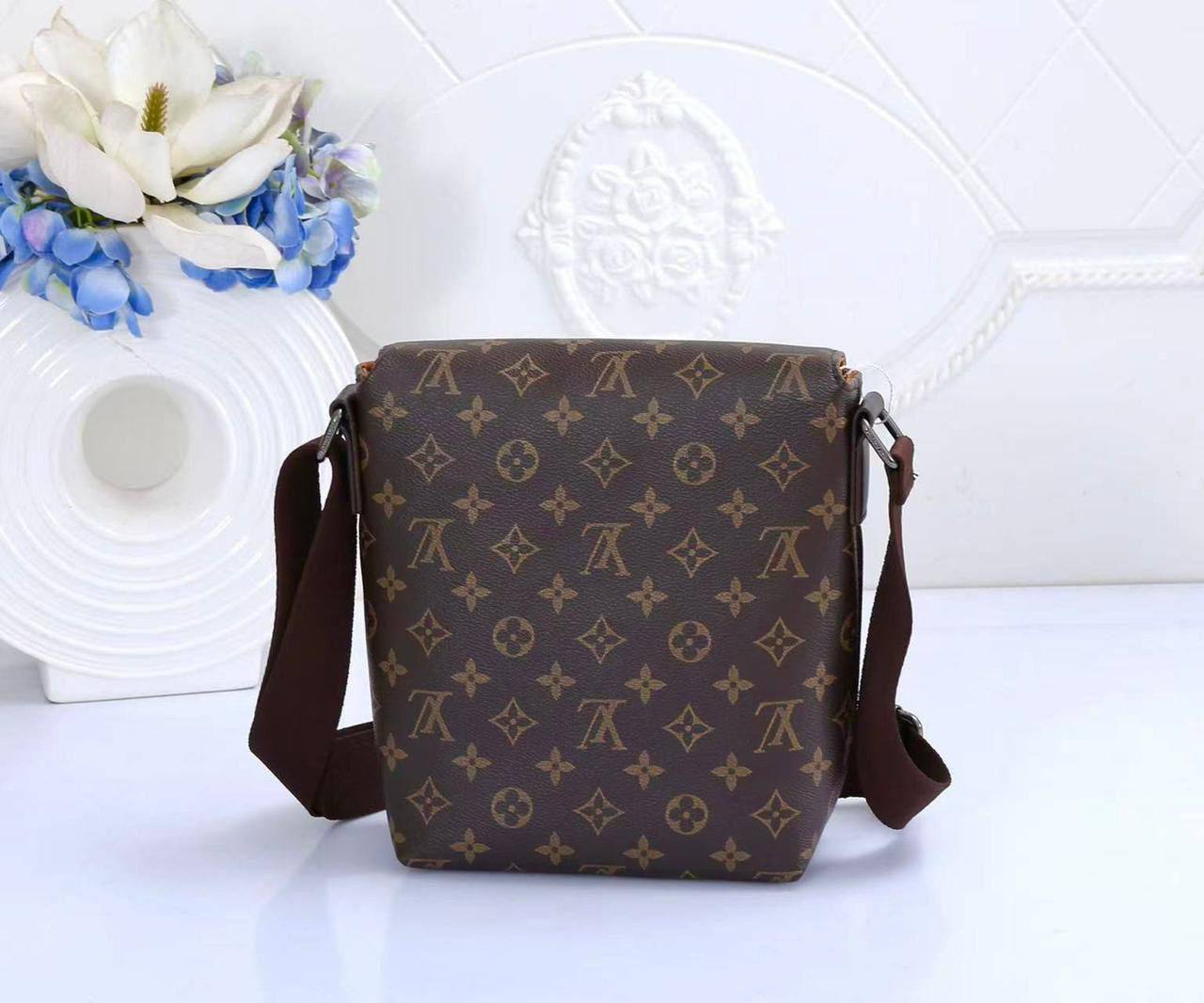 LV
With box 
🎁🎁🎁

85 dhs👑

Zain17
♥️♥️♥️