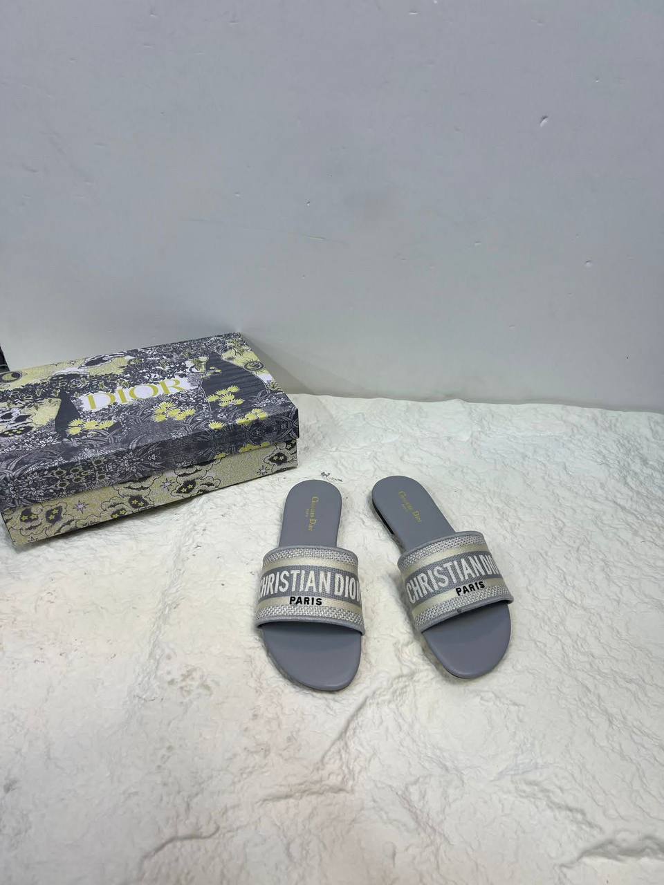Dior 
𝐇𝐢𝐠𝐡 𝐪𝐮𝐚𝐥𝐢𝐭𝐲 💯 
𝐒𝐢𝐳𝐞 𝟑𝟔-𝟑𝟕-𝟑𝟖-𝟑𝟗-𝟒𝟎-𝟒𝟏 
65 dhs✅

Zain86
♥️♥️♥️
