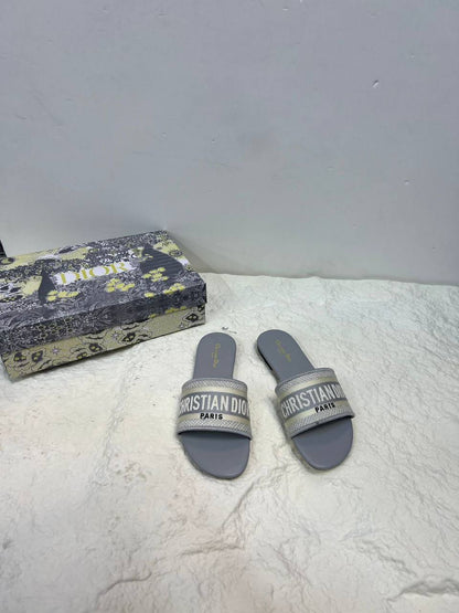 Dior 
𝐇𝐢𝐠𝐡 𝐪𝐮𝐚𝐥𝐢𝐭𝐲 💯 
𝐒𝐢𝐳𝐞 𝟑𝟔-𝟑𝟕-𝟑𝟖-𝟑𝟗-𝟒𝟎-𝟒𝟏 
65 dhs✅

Zain86
♥️♥️♥️