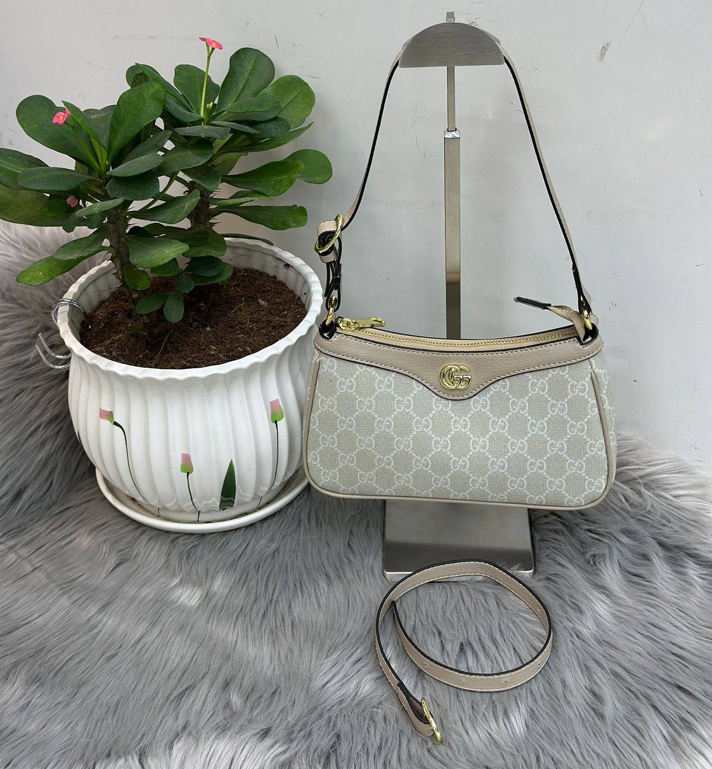 GUCCI
SIZE  ………24CM 🥰
85 dhs❤️

with Box🌷
🎁🎁🎁

Zain244
♥️♥️♥️