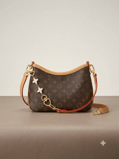 LV
With Long Belt Strap
Gold Hardware & Chain  Charm
With BOX

*SMALL —-PRICE: 100 dhs🇦🇪🇦🇪*
*BIG ———PRICE : 110 dhs🇦🇪🇦🇪*

Zain239
♥️♥️♥️