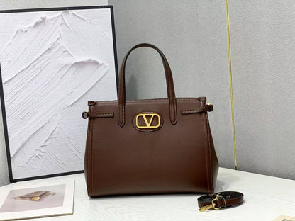 Valentino 
100 dhs✅
Size 33cm

Zain161
♥️♥️♥️