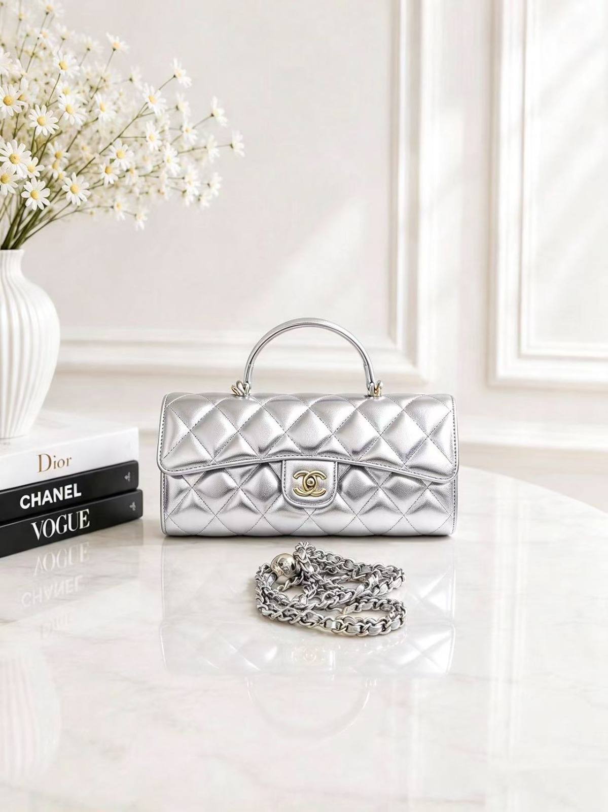 CHANEL
best quality with box
100 dhs🇦🇪🇦🇪

size25CM

Zain290
♥️♥️♥️