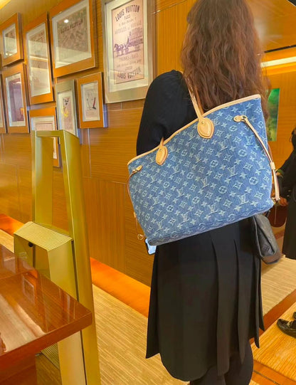 LOUIS VUITTON 

COPY ONE 

WITH BOX 

SPECIAL OFFER 

110 dhs🇦🇪🇦🇪🇦🇪

Zain39
♥️♥️♥️