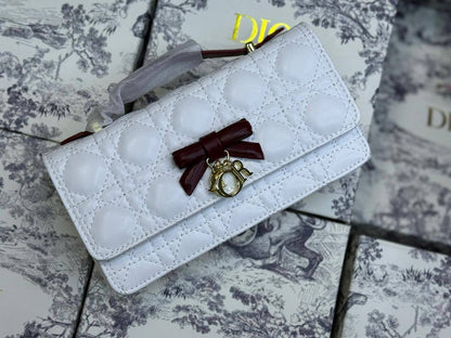 Dior
120 dhs💓
with box

Zain175
♥️♥️♥️