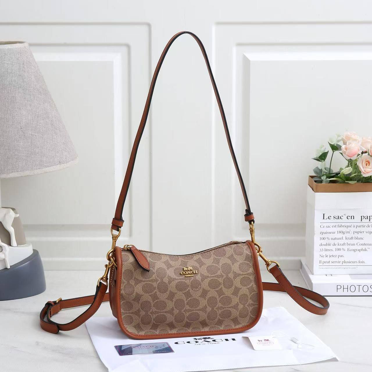 COACH 
GOOD QUALITY 
WITH BOX 
100 dhs💓

Zain39
♥️♥️♥️