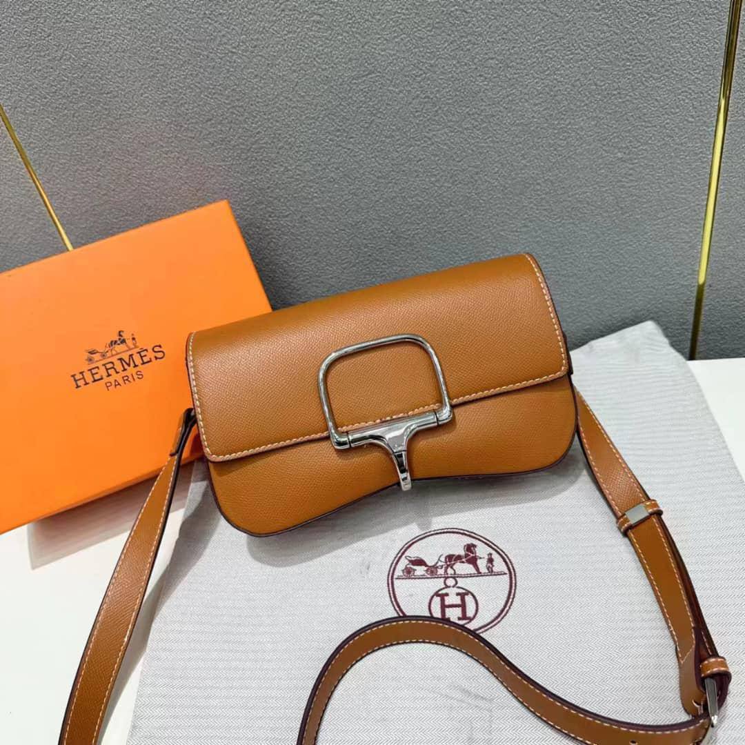 HERMES

Best quality 
with box
115 dhs🇦🇪🇦🇪

size 22CM

Zain290
♥️♥️♥️