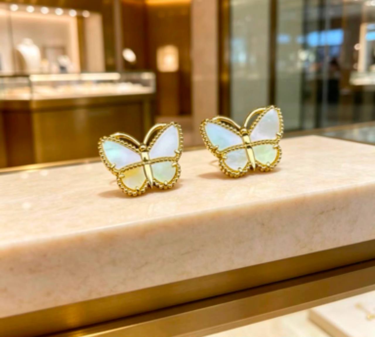 VCA Set
Necklace 
Earrings 
Bracelet 
*Master Quality* 🦋

*190* AED normal box 📦

Zain48
♥️♥️♥️