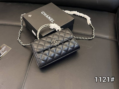 Chanel
100 dhs🇦🇪🇦🇪
with box
size 19cm

Zain26
♥️♥️♥️