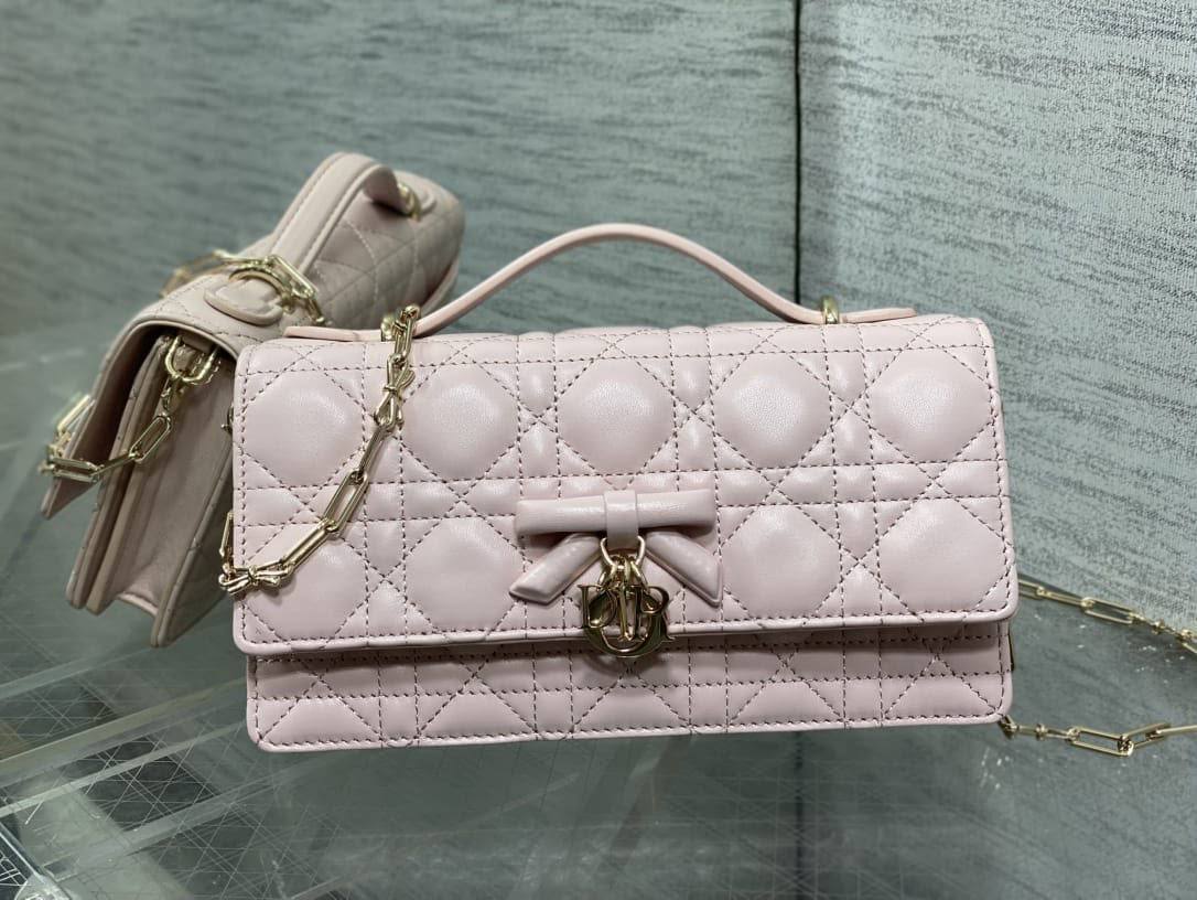 Dior My Dior Mini Bag
*Size 21 cm*
For Price 👇 WhatsApp✅
0568585901 
0507557372
0552275751 Owner Zain 👌

Zain274
♥️♥️♥️