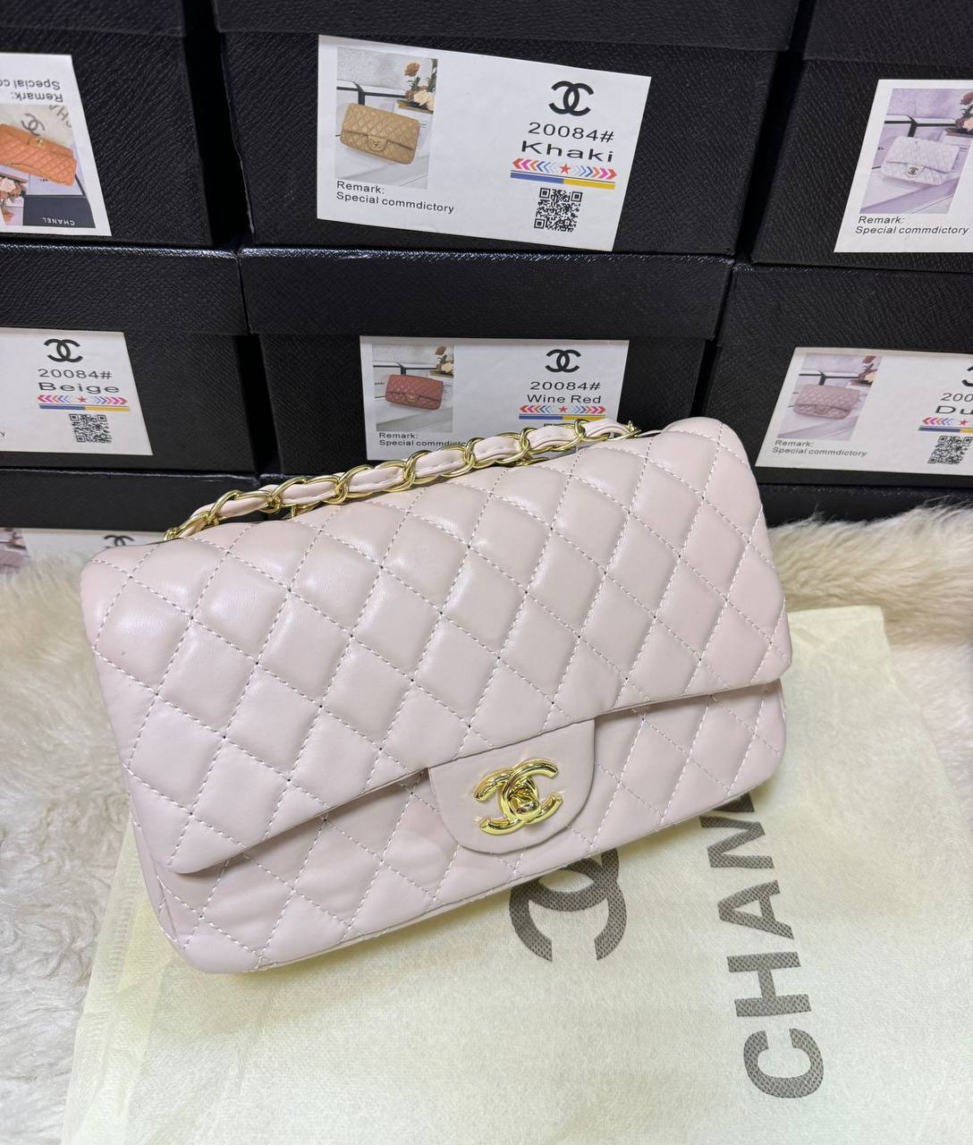 Chanel


With box 🎁🎁🎁

75 dhs❣️

Zain50
♥️♥️♥️