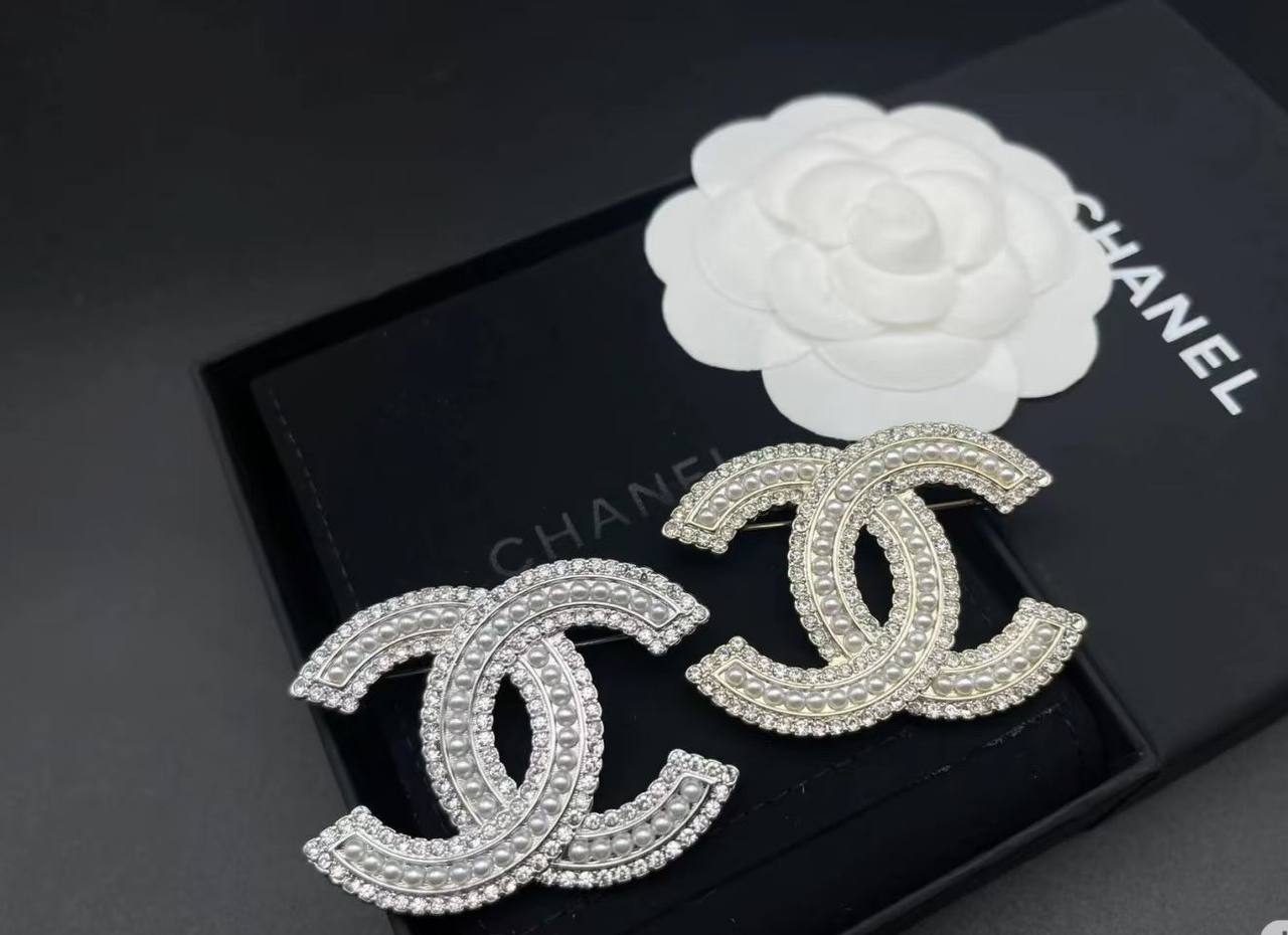 CHANEL❤️‍🔥*
BROOSH🦋
Master quality 💯
With normal boxes 📦 
55 dhs✅
With master box 🗃️ 
70 dhs✅

Zain216
♥️♥️♥️