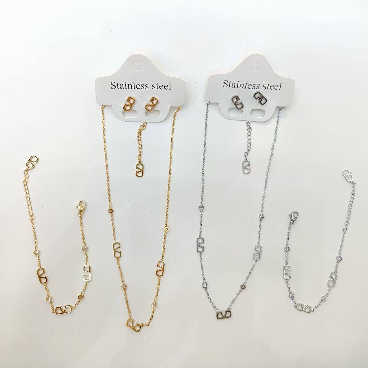 *STAINLESS STEEL SET❤️‍🔥*
Non tarnish 💯
Necklace ❤️
Bracelet 🦋
Earring 🍁

With normal boxes 📦 
And paper bag 🛍️
35 dhs💓

Zain216
♥️♥️♥️