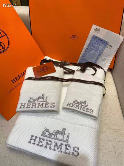 *New collections*
TOWEL                                             
*s 31x31*
*m 31x75*
*L 80x150*                                          
*Super Master quality*
380 dhs✅

Zain308
♥️♥️♥️