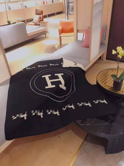 New collection 
Master 
Throw blanket in Merinos wool and cashmere (90%
rinos wool, 10% cashmere)
Size 135*170
👉🏽Blanket 
150 dhs✅

👉🏽Pillows with feeling
90 dhs✅

Zain99
♥️♥️♥️
