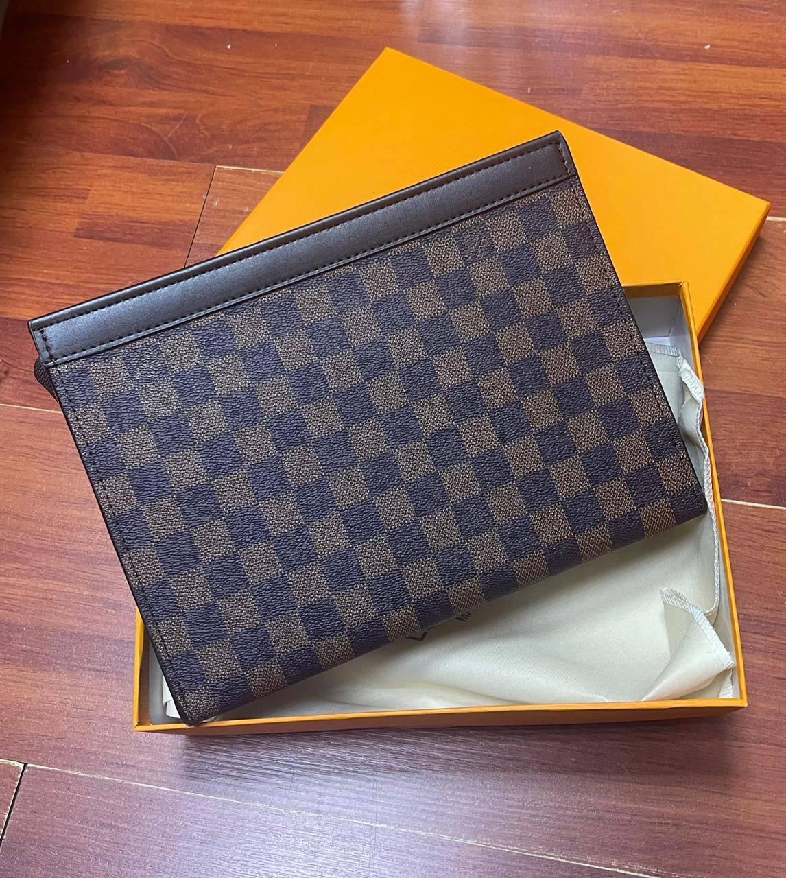 Lv  
Gucci

clutch bag

With box 
80 dhs🇦🇪🇦🇪

Zain50
♥️♥️♥️