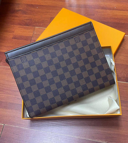 Lv  
Gucci

clutch bag

With box 
80 dhs🇦🇪🇦🇪

Zain50
♥️♥️♥️
