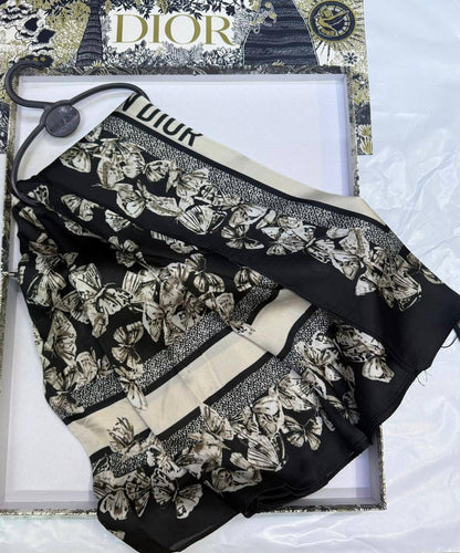 LV - Gucci
Silk scarf 
40 dhs✅
55 dhs✅ 

with box🎁🎁🎁

Zain93
♥️♥️♥️