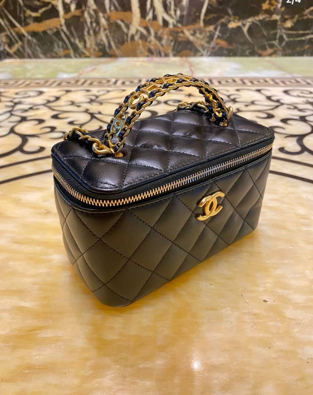 Chanel

New Chanel cosmetic bag, good quality, 

with mirror, box, 
🎁🎁🎁

size 18* 11 cm 
105 dhs🪙🌨️

Zain12
♥️♥️♥️