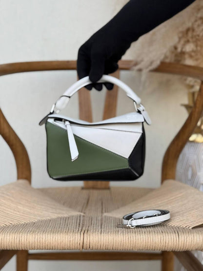 LOEWE
18cm
340 dhs💓
Top quality 
With box🎁

Zain167
♥️♥️♥️