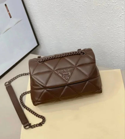 Prada 
Withbox
100 dhs🇦🇪🇦🇪🇦🇪

Zain143
♥️♥️♥️