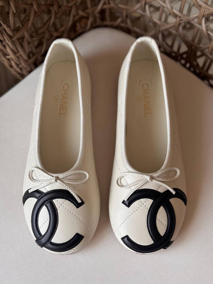 CHANEL 🤍
🤩Available new 😍😍
Size: 36 to 41
Super master quality
450 dhs✅

Zain198
♥️♥️♥️