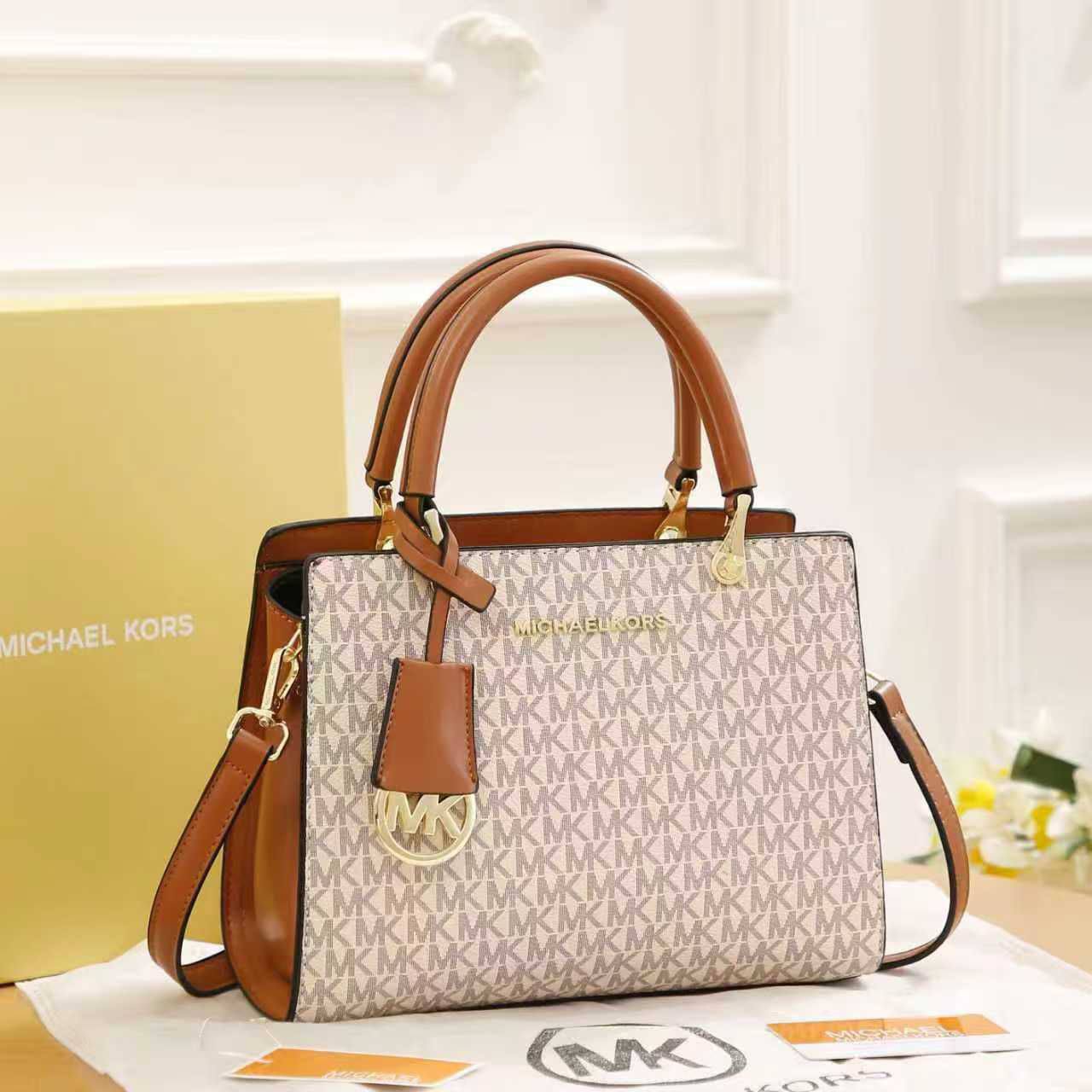 MK 
Good Quality 
With Box 
🎁🎁🎁

100 dhs✅

Zain250
♥️♥️♥️