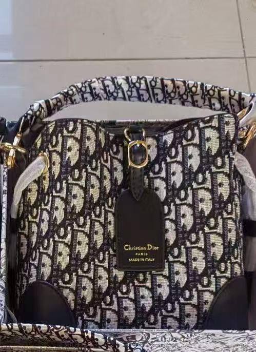 Bucket bag
Good quality 
110 dhs💓
With box 📦

Zain70
♥️♥️♥️