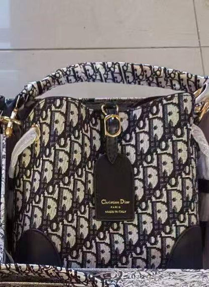 Bucket bag
Good quality 
110 dhs💓
With box 📦

Zain70
♥️♥️♥️