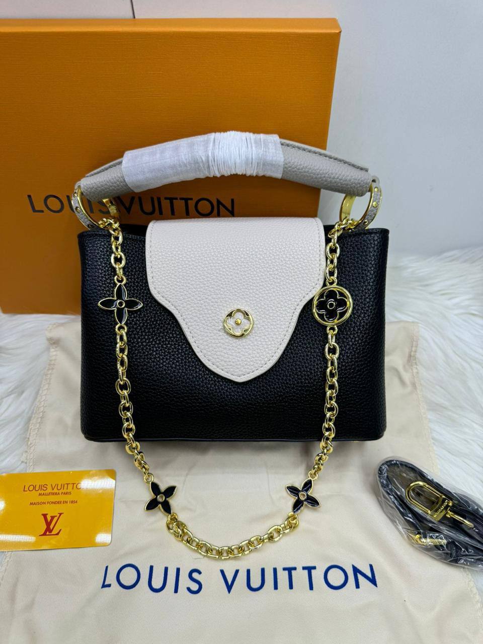 💎 LV Capitalcines
1️⃣ First quality +🎁
Size : 21 * 15 cm
90 dhs👑
with box🎁

Zain115
♥️♥️♥️