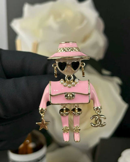 Chanel Master 
BROOCH 
95 dhs🪙🌺 

WITH BOX AND PAPER BAG
🎁🎁🎁

Zain89
♥️♥️♥️