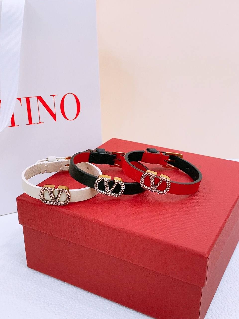 Valentino
💜*bracelet*💜
💜*Super master*💜
250 dhs🪙🖤

Zain160
♥️♥️♥️