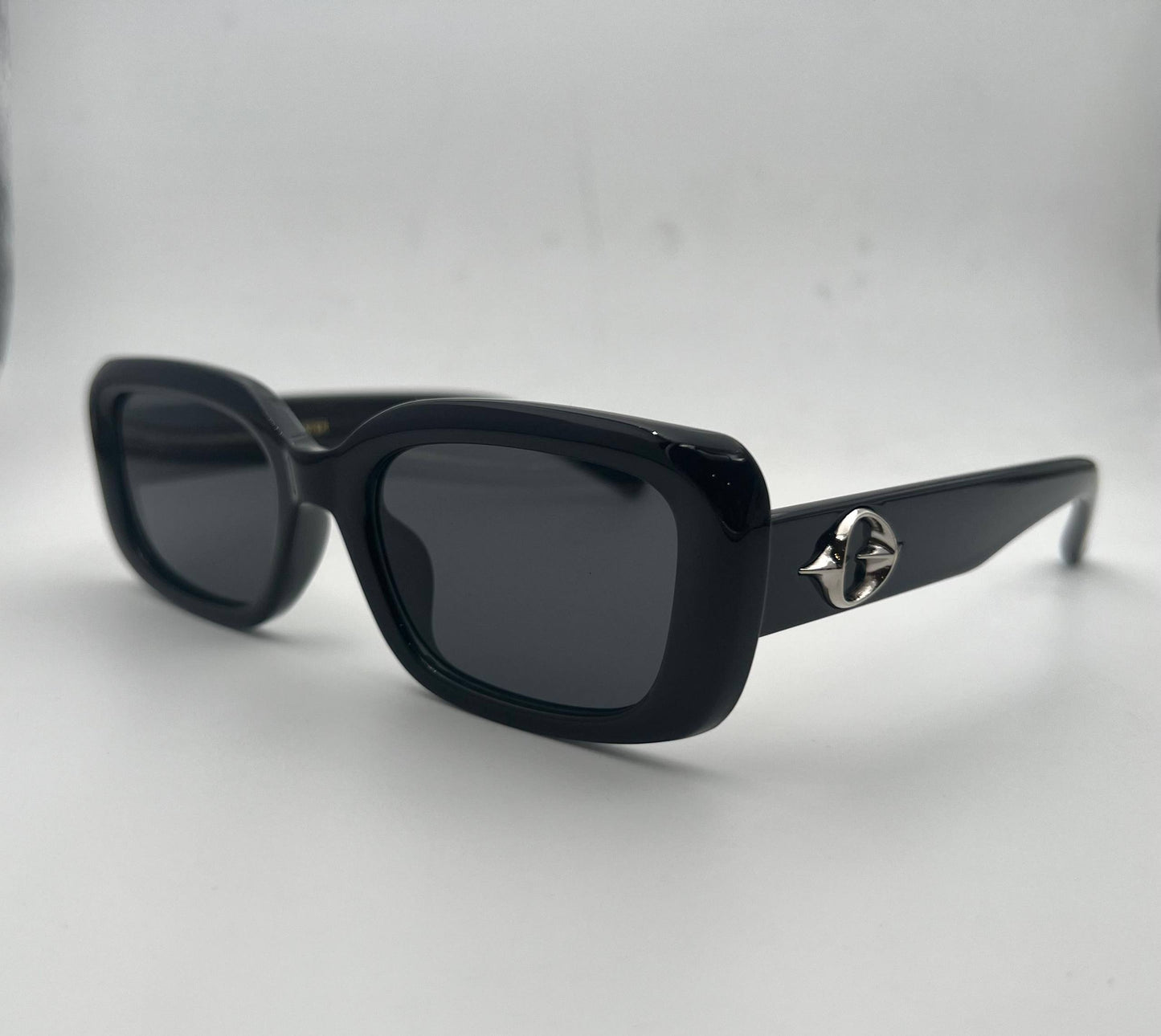 Gentle Monster 
Sunglasses 🕶️ 
good quality 💯
With master box 🗃️ 
50 dhs❣️

Zain273
♥️♥️♥️