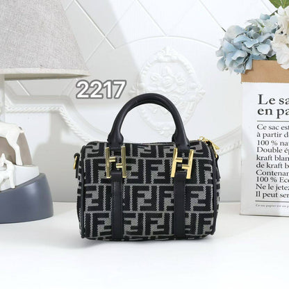 Fendi
100 dhs🌺
SIZE：22cm
Good-quality 

with box🎁🎁🎁

Zain35
♥️♥️♥️