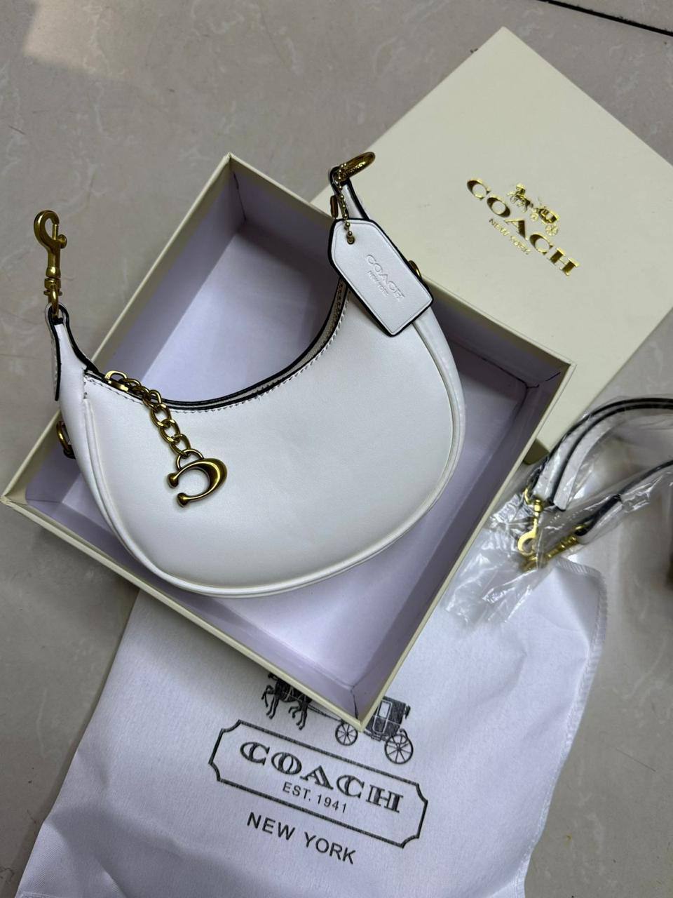 🍒 Coach Jonie

1️⃣ First quality +🎁

Size : 16.5 * 9 cm

80 dhs✅

with box
🎁🎁🎁

Zain115
♥️♥️♥️