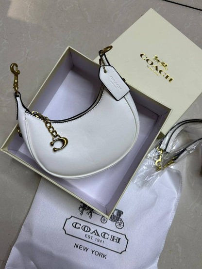 🍒 Coach Jonie

1️⃣ First quality +🎁

Size : 16.5 * 9 cm

80 dhs✅

with box
🎁🎁🎁

Zain115
♥️♥️♥️