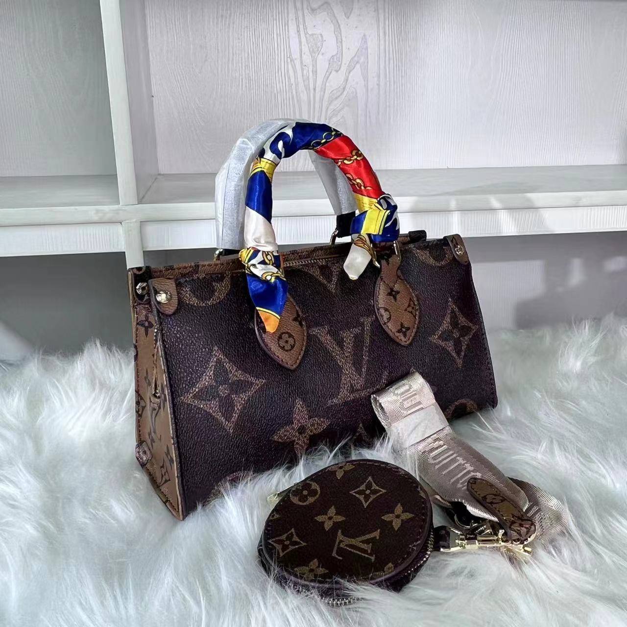LV
95 dhs🇦🇪🇦🇪
size 23cm

Zain26
♥️♥️♥️