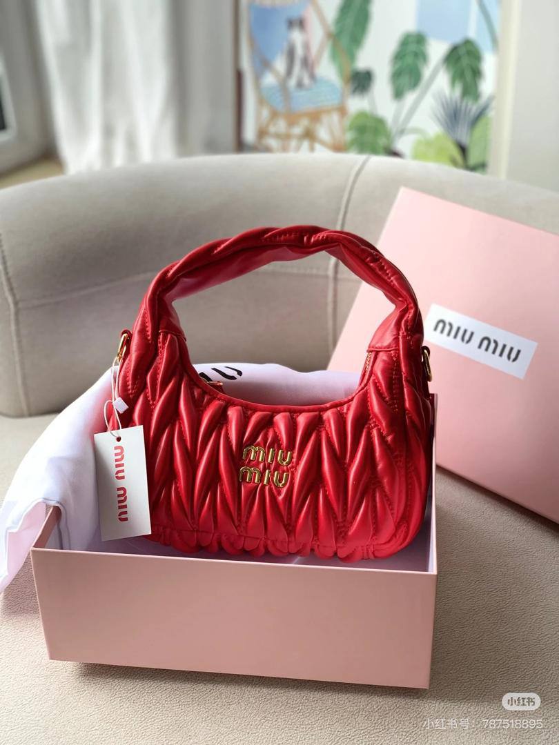 Miu Miu
90 dhs✅

with box。
🎁🎁🎁

22cm

Zain26
♥️♥️♥️