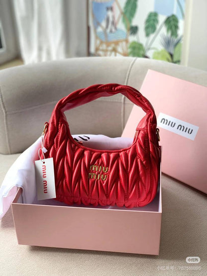 Miu Miu
90 dhs✅

with box。
🎁🎁🎁

22cm

Zain26
♥️♥️♥️