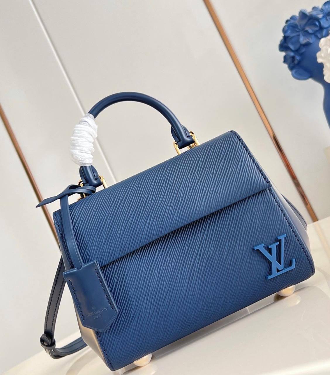 Louis vuitton💕💕✨
Super master quality 🔥🔥
Available ✨💕💕
With full packing 📦🎀
For Price 👇 WTSP Text Zain 0568585901

Zain252
♥️♥️♥️