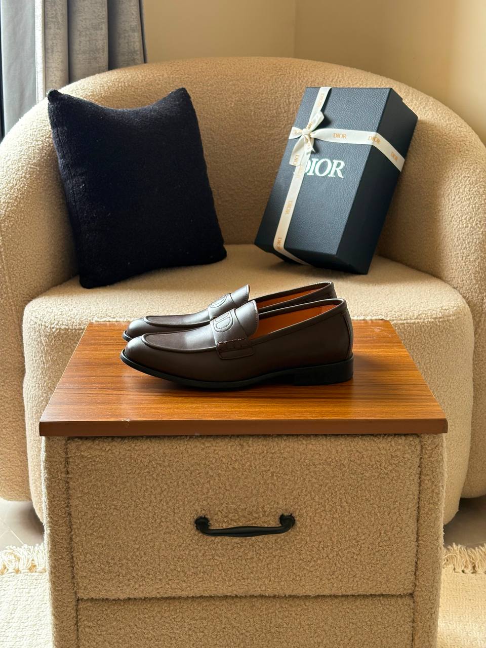 Dior loafer 👞*
*AAA quality*
*size: 40 to 46*
540 dhs💛

Zain185
♥️♥️♥️