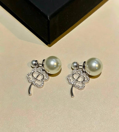 Dior❤️‍🔥*
Earring 🦋
Master quality 💯
With normal boxes 📦 
45 dhs✅
With master box 🗃️ 
60 dhs✅

Zain216
♥️♥️♥️