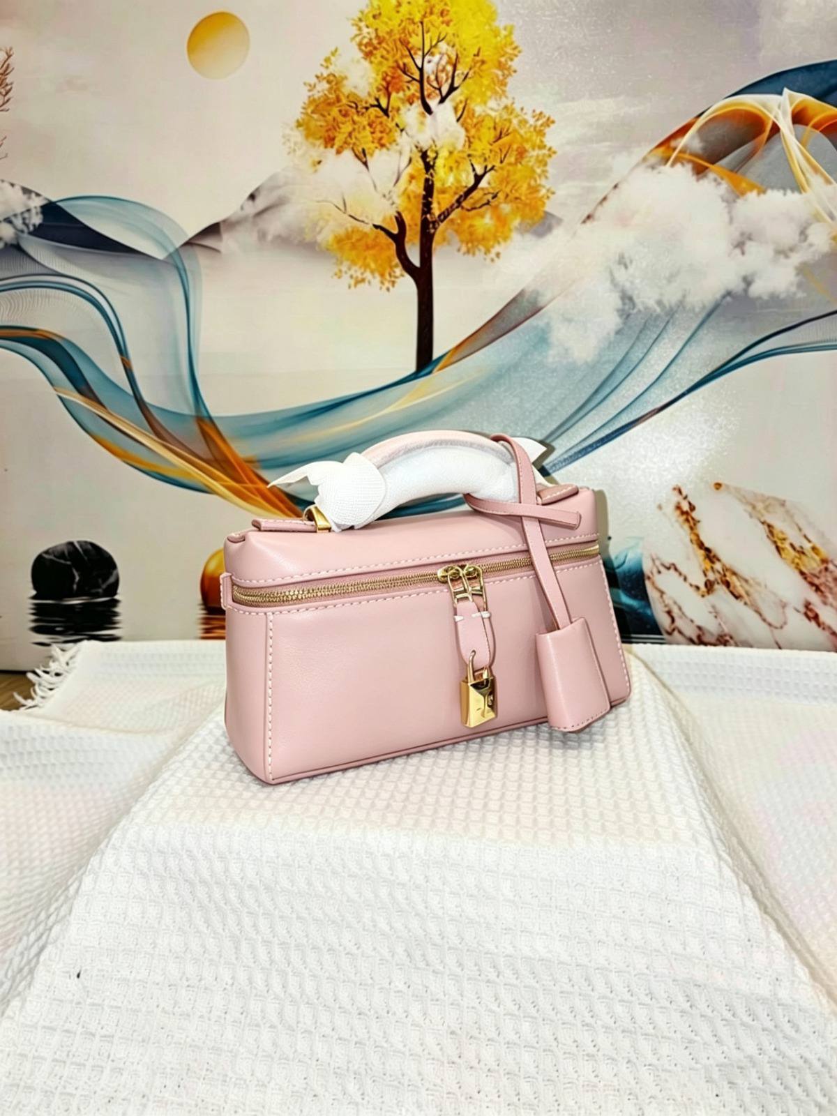 LORO PIANA

Best quality 
with box
100 dhs🇦🇪🇦🇪

size 19CM

Zain290
♥️♥️♥️