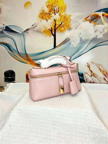 LORO PIANA

Best quality 
with box
100 dhs🇦🇪🇦🇪

size 19CM

Zain290
♥️♥️♥️
