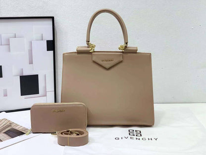 GIVENCHY Antigona Handbag
With Zipper Long Wallet
And Long Belt Strap
Gold Hardware
Size : 35 cm

120 dhs💓

Zain239
♥️♥️♥️