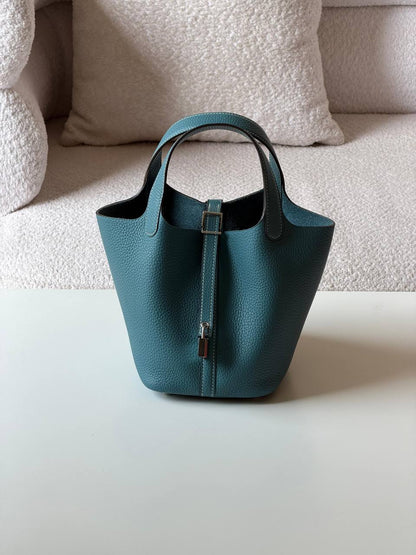 Hermes
picotin 18cm💥Master quality ✅

with box📦

340 dhs✅

Zain52
♥️♥️♥️