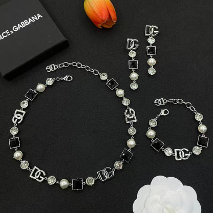 D&G SET💥*
Necklace ❣️
Earring ❤️‍🔥
Breslat 🦋
Master quality 💯
With normal boxes 📦 
And paper bag 🛍️
190 dhs🪙💕

Zain216
♥️♥️♥️